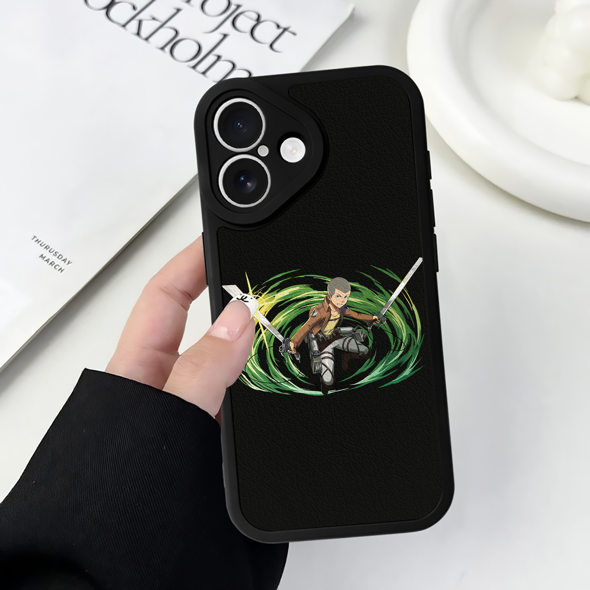 （画像用） 進撃の巨人 コニー·スプリンガー Attack on Titan Connie Springer 【iPhone 16シリーズ対応】シリコンスマホケース（レザー調） 材質：シリコン